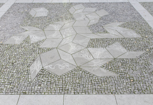 Forbidden Symmetries von Mariana Castillo Deball, Kunst am Bau auf dem Platz am Rathaus Wedding, Foto: Holger Herschel, 2022