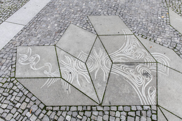 Forbidden Symmetries von Mariana Castillo Deball, Kunst am Bau auf dem Platz am Rathaus Wedding, Foto: Holger Herschel, 2022