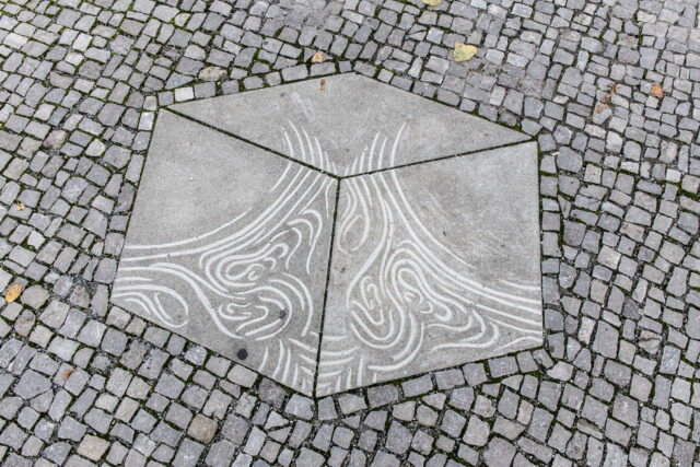 Forbidden Symmetries von Mariana Castillo Deball, Kunst am Bau auf dem Platz am Rathaus Wedding, Foto: Holger Herschel, 2022