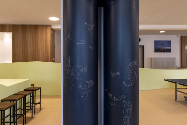 Gott Miau Miau Avatar Mutter von Jelena Fuzinato, Kunst am Bau Zille-Haus, Foto: Holger Herschel, 2022