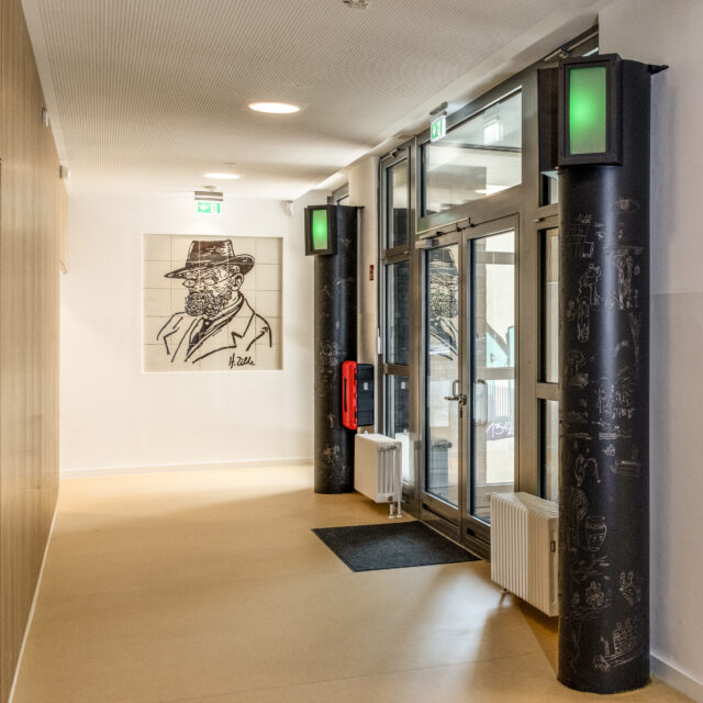 Gott Miau Miau Avatar Mutter von Jelena Fuzinato, Kunst am Bau Zille-Haus, Foto: Holger Herschel, 2022