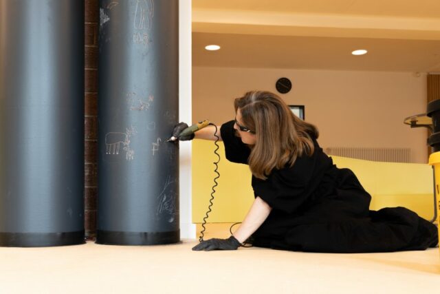 Gott Miau Miau Avatar Mutter, Jelena Fuzinato, Kunst am Bau Kinder- u. Jugendfreizeiteinrichtung Zille-Haus, Foto: Ilaria Biotti, 2023