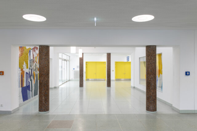 Kulisse von msk7, Kunst am Bau Charlotte-Pfeffer-Schule, Foto: Holger Herschel, 2022