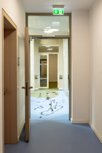 Zeichnung für drei Pausen, eingelegt von Esther Ernst, Kunst am Bau Musikschule Fanny Hensel, Foto: Holger Herschel, 2022