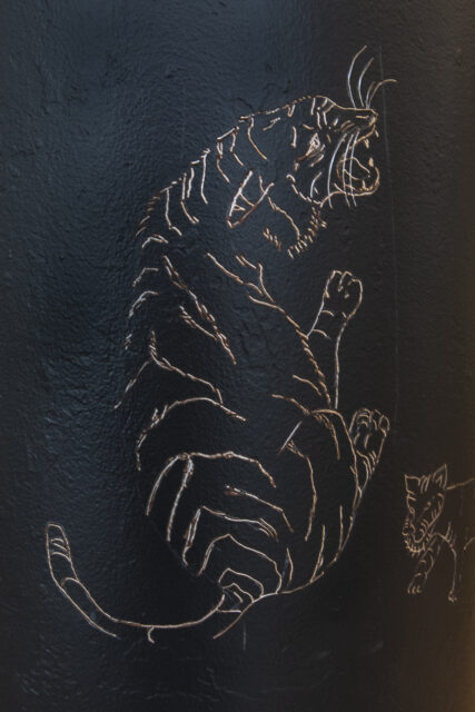 Gott Miau Miau Avatar Mutter von Jelena Fuzinato, Kunst am Bau Zille Haus, Foto: Holger Herschel, 2022