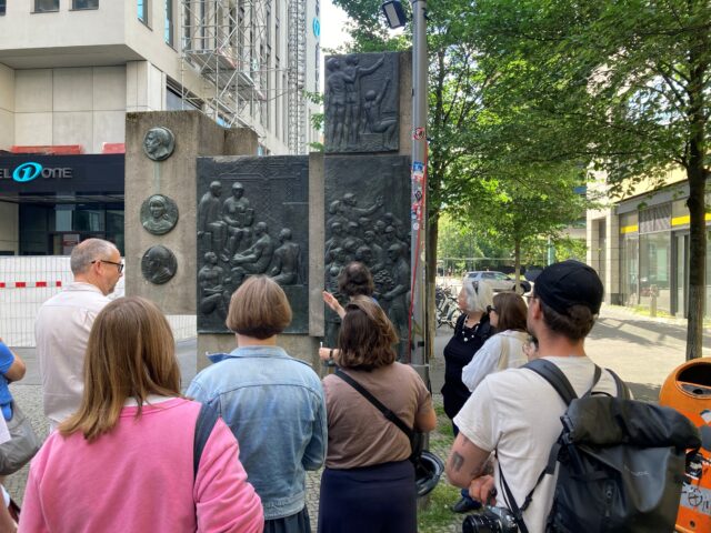 Denkmal für die Erbauer des Stadtzentrums Gerhard Rommel_Rathausstraße 5_MKB-Tour am 06.06.26 Foto Judith Laub
