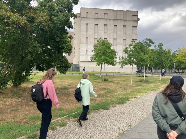 Ohne Titel von Helmut Federle_Schweizer Botschaft in der BRD_MKB-Tour 12.06.26 Foto Judith Laub_1